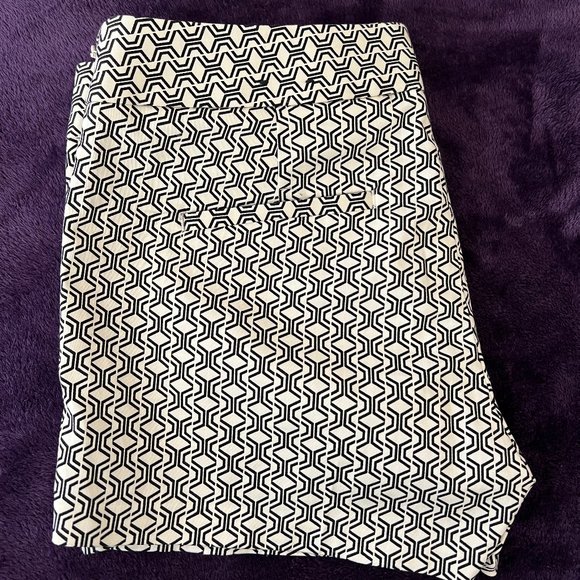 Express Geometric Pattern Shorts Size 2 - Picture 4 of 5